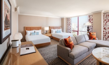 Deluxe Room, 2 Queen Beds, Roll-in Shower