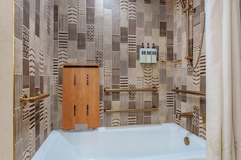 Deluxe Room, 1 King Bed, Accessible Bathtub (High Floor)