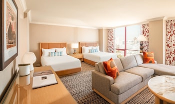 Deluxe Room, 2 Queen Beds, Roll-in Shower