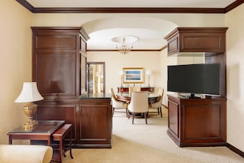 Suite, 1 King Bed (1200 SqFt)