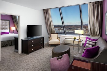 Suite, 1 King Bed, Accessible, Microwave (Roll-In Shower)