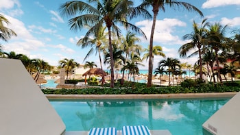 Deluxe Swim up King
