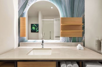 Suite, 1 King Bed, Patio