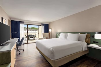 Suite, 1 King Bed, Patio