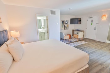 Studio, 1 King Bed (Bahama, Partial View)