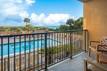 Room, 2 Queen Beds, Pool View