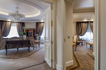 Luxury Suite "The Wellington Club" Access