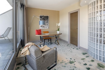 Suite, 1 King Bed, Balcony