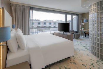 Suite, 1 King Bed, Balcony