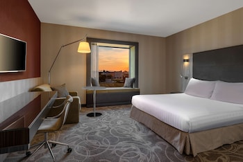 Family Room, 1 King Bed (Deluxe)