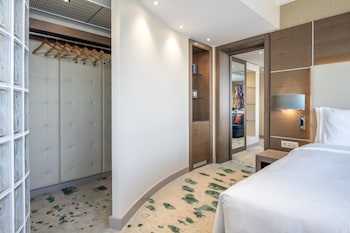 Suite, 1 King Bed, Balcony