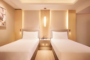 Room, 2 Twin Beds, Pool View