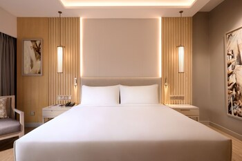 Room, 1 King Bed, Golf View (Guest)