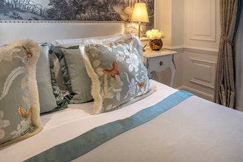 Superior Queen room, city or courtyard view