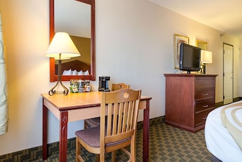 Standard Room, 2 Queen Beds, Non Smoking (Upper Floor)