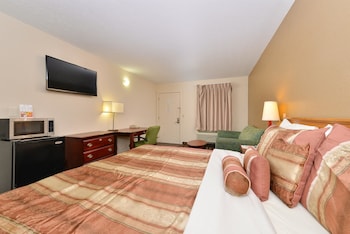 Suite, 1 King Bed, Smoking (Business)