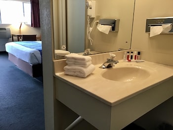 Room, 1 King Bed, Accessible, Non Smoking (Mobility, Tub w/ Grab Bars)