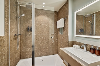 Studio, 1 Queen Bed, Kitchen