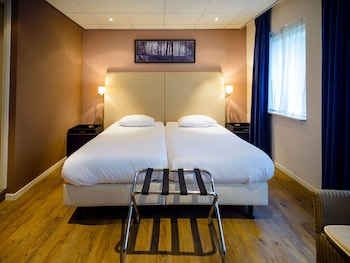 Twin Room (Bath and Terrace)