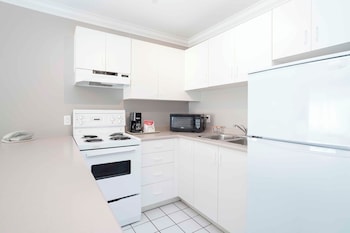 Studio Suite, 2 Queen Beds, Kitchen
