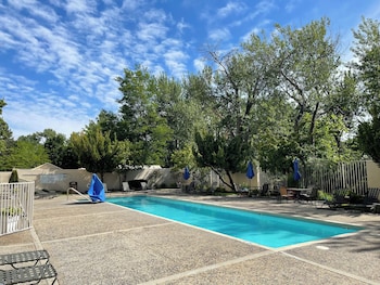 Standard Room, 2 Queen Beds, Pool View