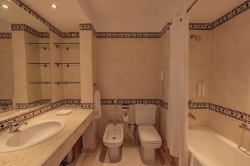 Standard Room, Partial Sea View (Queen or Twin)