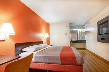 Deluxe Room, 1 Queen Bed, Non Smoking, Refrigerator & Microwave