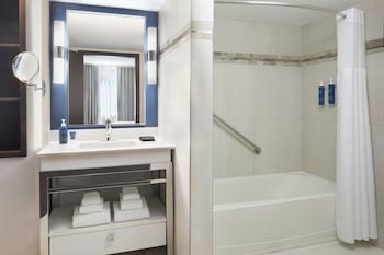 Suite, 1 Bedroom, Tower (Tub/Shower Combination)