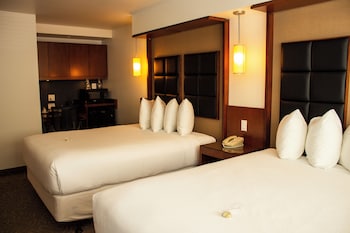 Deluxe Room, 2 Queen Beds, Jetted Tub