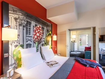 Suite, 1 King Bed with Sofa bed