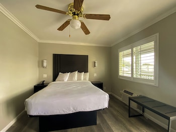 Standard Room, 1 Queen Bed (Second floor)