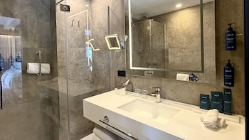 Suite, Balcony