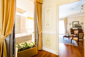 Presidential Suite, Terrace (Square View)