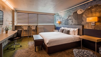 Presidential Room, 1 King Bed, Non Smoking, Refrigerator