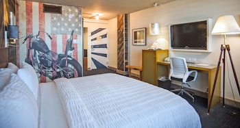 Standard Room, 1 King Bed, Non Smoking, Refrigerator
