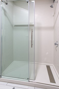 Room, 1 King Bed (Mobility/Hearing Access, Roll-In Shwr)