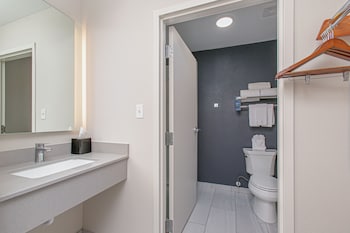 Room, 1 King Bed (Mobility/Hearing Access, Roll-In Shwr)