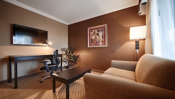 Suite, 1 Queen Bed, Accessible, Bathtub