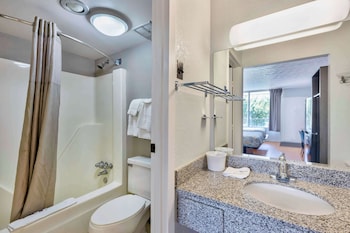 Deluxe Room, 1 King Bed, Non Smoking, Refrigerator & Microwave