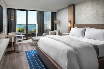 Premium Room, 1 King Bed, Balcony, Lake View