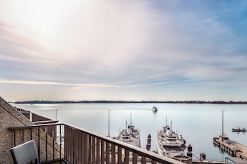 Premium Room, 1 King Bed, Balcony, Lake View