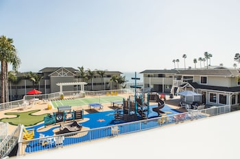 Suite, Multiple Beds, Courtyard View (King & Two Queens, Pet-Friendly)