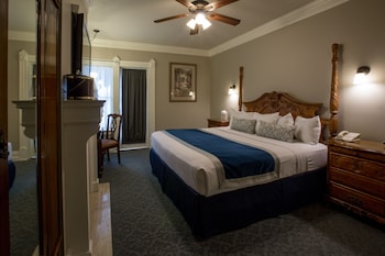 Room, 1 King Bed, Fireplace, City View