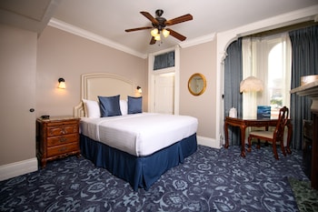 Room, 1 King Bed, Fireplace, City View