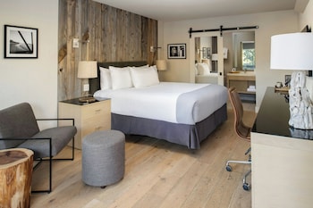 1 King Bed, Pool View