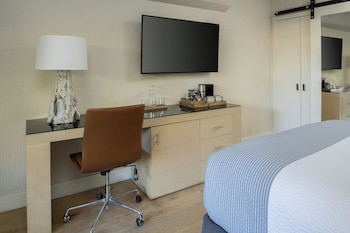 1 Queen Bed