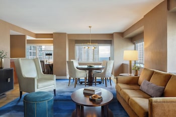 Luxury Suite Governors 1 King Bed