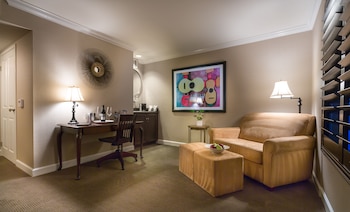 Suite, 1 King Bed, Pet-Friendly