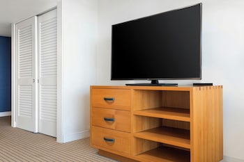 Standard Room, 1 King Bed, Balcony, Tower (Mobility/Hearing Accessible, Tub)