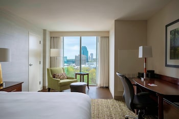 Room, 1 King Bed (Mobility Accessible, Tub)